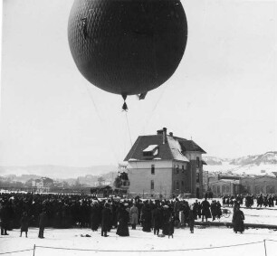 Jena. Ballonfahrertreffen. Startplatz für Ballonfahrt. Aufsteigender Ballon. Blick gegen ein Gebäude