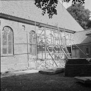 Martin-Luther-Kirche: Außenansicht von Südwesten: Renovierung der Südwand: davor Holzgerüst: rechts Anbau