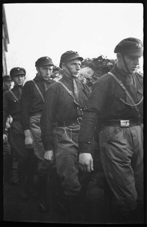 Beerdigung eines jungen Mannes in Anwesenheit von Mitgliedern des Roten Frontkämpferbundes nach dessen Verbot 1929