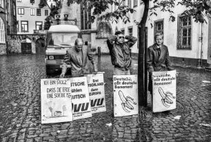 Bielefeld, Fußgängerzone Klosterplatz. Wahlkampfauftritt der rechtsextremen Partei DVU zur Europawahl, hier: satirischer Protest gegen die DVU mit den Mitteln der DVU