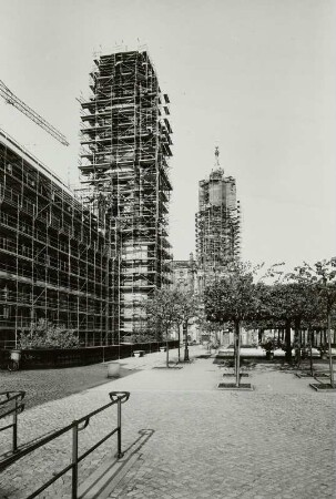 Baustelle Ständehaus, Bauphase Substanzsicherung / Wiederaufbau Dach. Nordseite und Turm mit Gerüst. Blick entlang der Brühlschen Terrasse zur Kathedrale (Turm eingerüstet) : Dresden-Altstadt, Schloßplatz 1. Baustelle Ständehaus, Bauphase Substanzsicherung / Wiederaufbau Dach. Nordseite und Turm mit Gerüst. Blick entlang der Brühlschen Terrasse zur Kathedrale (Turm eingerüstet)