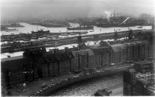 Hamburg. Blick von der Katharinenkirche über Zollkanal, Sandtorhafen und Grasbrookhafen mit Hübenerkai HADAG Liegeplatz