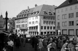 Freiburg i. Br.: Münsterplatz mit Kaffee Kühnle
