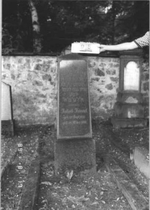 Grabstein 95 (Index: 100105794) Material: polierter Granit auf Granit Zustand: sehr gut Maße HxBxT: 153x51x27 cm Beschreibung: Obelisk auf Sockel Steinmetz: Wagner: Grabstein 95