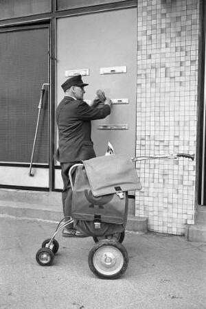 Zustellwagen für die Karlsruher Postboten.