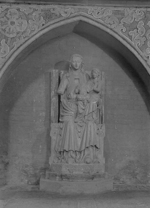 Stralsund. St.-Nikolai-Kirche, Skulptur der Anna Selbdritt, im Chorumgang