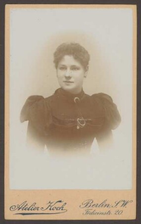Ansichtskarte Frauenporträt, "Atelier Koch", Fidicinstraße 20