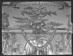 Potsdam, Neues Palais, Oberes Fürstenquartier, Oberes Konzertzimmer, R: 260, Ostwand, Feld über dem Spiegel.