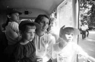 32. Tagung 1982 Physiker; Mainau: Gräfin Sonja Bernadotte mit drei Kindern in der Bahn