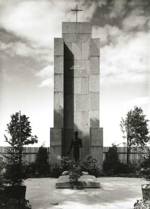 Radewitz Kr. Riesa. Friedhof. Erbbegräbnis der Familie Hänsel. Granit (um 1930)