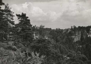 Sächsische Schweiz. Blick in das Polenztal nahe Hohnstein, im Hintergrund Teil der Jugendherberge (Schloß Hohnstein)