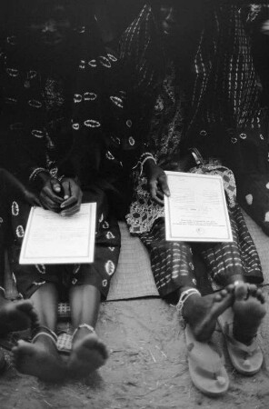 Junge Frauen in Festgewändern bei einer traditionellen Initiationszeremonie, Gambia