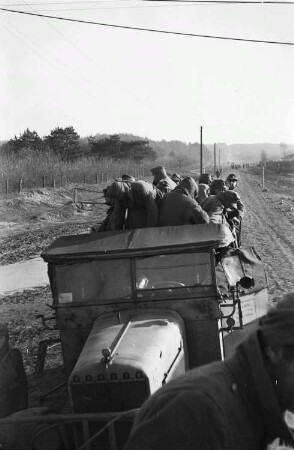 Zweiter Weltkrieg. Frontbilder. Russland. Lastkraftwagen mit Angehörigen der deutschen Wehrmacht auf einer unbefestigten Landstraße