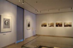 Exponate an der Nord-und Ost-Wand (Porträts Seydelmann und Naumann und moderne Konzertfotos)