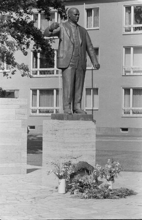 Thälmanndenkmal : Thälmanndenkmal. Bronze; Höhe 170 cm (Statue) (1958; W. Arnold). Weimar, Platz der 51.000