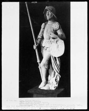 Ritterfigur mit Spieß und Reichsschild (von der Brunnenfiale des Fischkastenbrunnens)