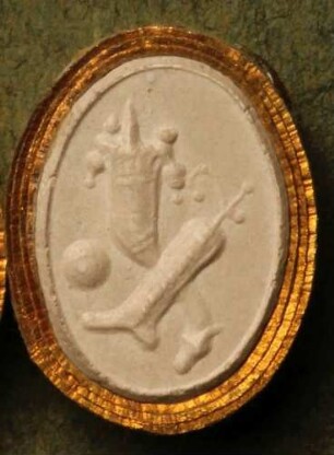 Füllhorn, Ruder und Weltkugel als Symbole des Glücks und Überflusses (Daktyliothek, Erstes Mythologisches Tausend)