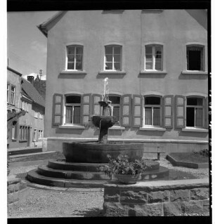 Külsheim - Schloss, Altes Rathaus, Brunnen