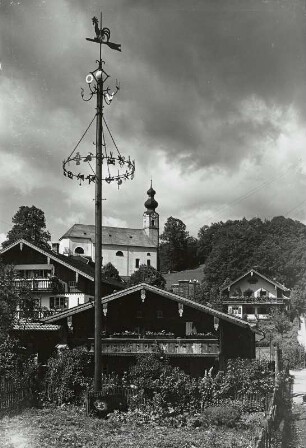 Ortsteilansicht mit Pfarrkirche St. Georg, im Vordergrund Maibaum