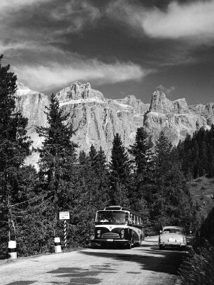 Dolomiten. Sellagruppe. Paßstraße zum Pordoi-Joch. Blick nach Norden zum Sella-Massiv