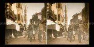 Straße mit Verkehr, Geschäften und Minarett