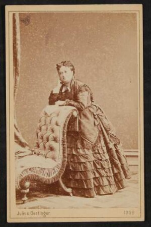 Josephine Fohleutner, Hofmannsthals Großmutter mütterlicherseits, auf einem Polstermöbel lehnend