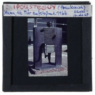 Darmstadt, Ipoustéguy, Mann, die Tür aufstoßend