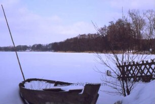 Lütjensee im Winter, im Vordergrund Holzboot