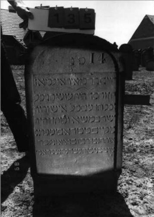 Grabstein 135 (Index: 99798063) Material: Sandstein, rot Zustand: gut Maße HxBxT: 91x52x8 cm Beschreibung: Stele, Rundbogenabschluß: Grabstein 135