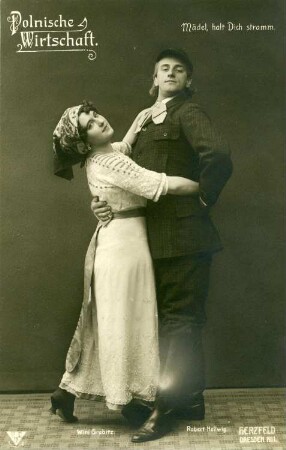Wini Grabitz und Robert Hellwig in "Polnische Wirtschaft" : Wini Grabitz und Robert Hellwig in "Polnische Wirtschaft", Vaudeville-Posse von Jean Gilbert. Couplet "Mädel, halt Dich stramm." Dresden, 1911. Fotografie (Weltpostkarte) von Martin Herzfeld