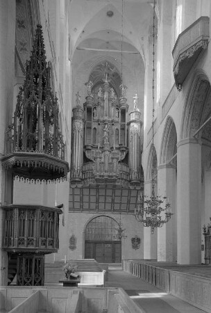 Stralsund, Marienkirche. Langhaus zur Westempore mit Stellwagen-Orgel (1659) : Stralsund. St.-Marien-Kirche, Langhaus gen Westen zur dreimanualigen Orgel III/51 (1655-1659; F. Stellwagen, Erneuerung 1828; C. A. Buchholz, Wiederaufbau 1952-1959; K. Schuke)