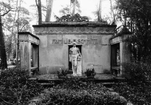 Familie Schmitt; Darmstadt, Am Waldfriedhof 25 R 6 a 31