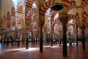 Cordoba - Innenraum der Mesquita Moschee-Kathedrale : Säulenwald in der Mezquita-Moschee aus dem 8. Jh. (ca. 800 Säulen), aufgenommen in Cordoba im Mai 2007