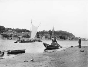 Lauenburg (Elbe). Ortsteilansicht mit Maria-Magdalenen-Kirche. Blick über die Elbe mit Fischerbooten