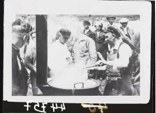 Verpflegung aus der Gulaschkanone durch den Roten Frontkämpferbund anläßlich der Spartakiade der Arbeitersportler im Pöhlwassertal 25./26. Juni 1932 : Verpflegung aus der Gulaschkanone anläßlich der Spartakiade der Arbeitersportler im Pöhlwassertal
