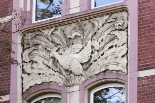 Taube und florale Ornamentik