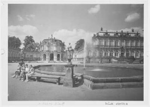 Dresden. Zwingerhof mit Wallpavillon, Mädchen auf der Bank
