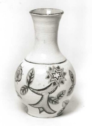 Vase : Vase (um 1925, K. Feuerriegel; Fayence; Höhe 24 cm; Heimatmuseum im Schloß Frohburg)