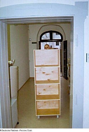 Fahrbarer Buch-Transportbehälter zum Beladen in der Marienallee