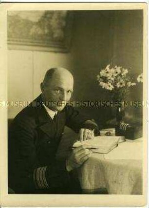 Kapitän Wilhelm Dähne bei der Lektüre in seiner Kabine, Hochseepassagierdampfer "Columbus"