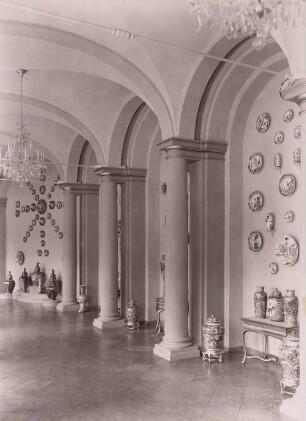 Dresden: Porzellansammlung im Zwinger, Bogengalerie mit chinesischen und japanischen Porzellanen (Neuaufstellung Eröffnung 23. 9. 1962)