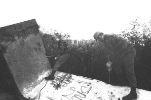 Britische Soldaten beim Abriss der Grenzmauer in der Falkenseer Chaussee/Spandauer Straße