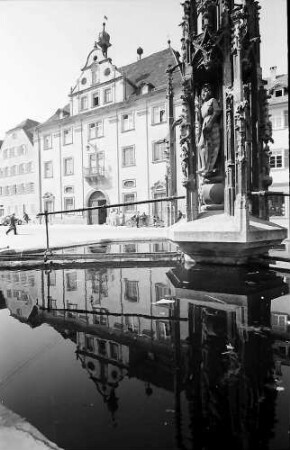 Rottenburg: Markt und Brunnen vor dem Rathaus