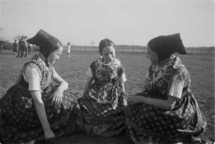 Mädchen in Hoyerswerdaer Tracht. : Holcy we Wojerowskej narodnej drasće.