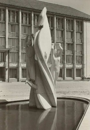 Dresden, Brunnen mit der Skulptur "Flugwille des Menschen" vor dem Studentenwohnheim in der Güntzstraße
