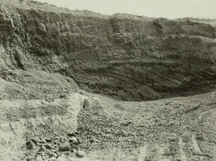 Bad Lausick, Kiesgrube am Hudelberg. Kapseltonbank im Knollensteinhorizont und Kiese mit Diskordanz (Oligozän) unter Lössdecke
