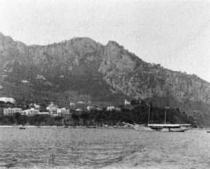 Capri : Blick von einem Boot zur Insel Capri