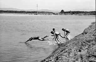 Riegel: Baggersee mit Badenden bei Riegel