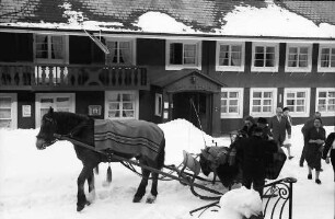 Hinterzarten: Pferdeschlitten vor dem Gasthaus Adler