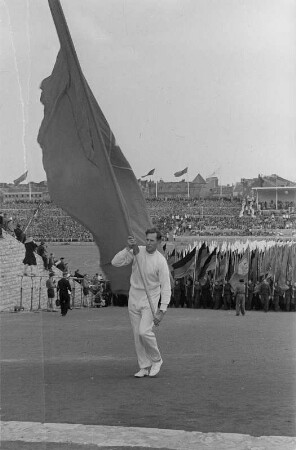 Sportlerparade im Walter-Ulbricht-Stadion : Fahnenträger im Paradezug beim Ausmarsch aus dem Stadion